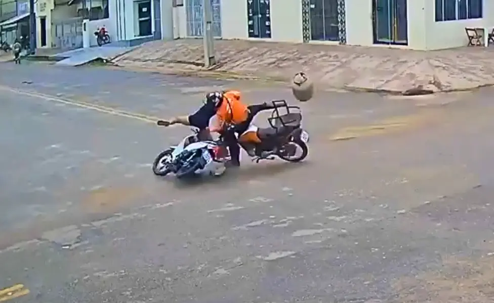 Colisão entre motocicletas deixa uma pessoa ferida em Tarauacá