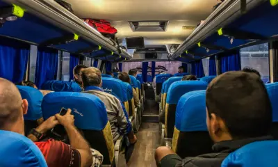 Torcedores que viajavam em pé são realocados após fretamento de ônibus local em Arequipa