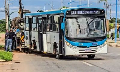 Ônibus na Ricco perde eixo traseiro e fica “no prego” na via Chico Mendes