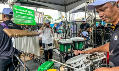 Cantor Elias Sarkis faz show durante inauguração da Ponte da Sibéria