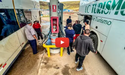 Caravana acreana faz cota para combustível de ônibus e torcedores passam mal na altitude