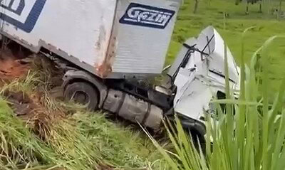 Caminhão da Gazin capota na BR-364, próximo ao Rio Purus