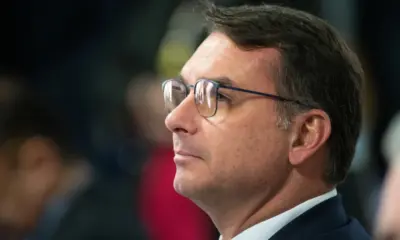 Cotado para Presidência, Flávio Bolsonaro vira alvo de Moraes