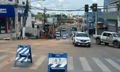 Obra do Saerb causa lentidão no trânsito da Avenida Brasil, em frente à OCA
