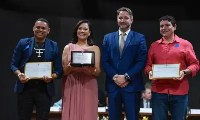 Felipe Tchê entrega homenagem a Mailza Assis durante sessão solene na Câmara