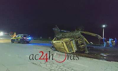 Trator despenca de caminhão e bloqueia parte da BR-364 em Rio Branco