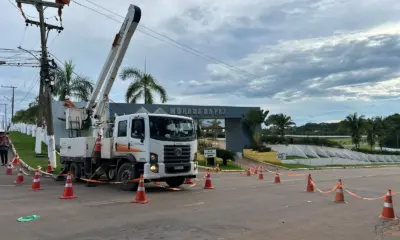 Estrada do Calafate segue interditada após carro derrubar postes de energia