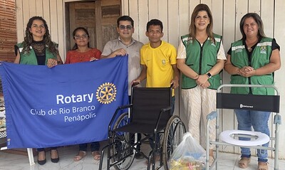 Criança de 6 anos com paralisia cerebral recebe cadeira de rodas no AC