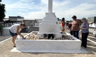 Tradição e fé: há 14 anos, autônomo mantém trabalho de artesão no Dia de Finados