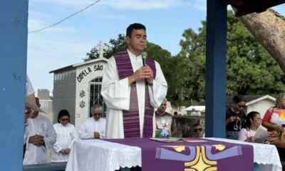 Fiéis participam de missa no Cemitério São João Batista