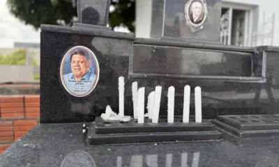 Em homenagem, moradora acende velas e ora no túmulo de Flaviano Melo