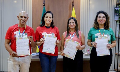 Mailza recebe cartinhas da campanha Papai Noel dos Correios no Acre