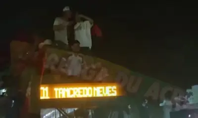 Em Rio Branco, flamenguistas sobem em ônibus na comemoração de título
