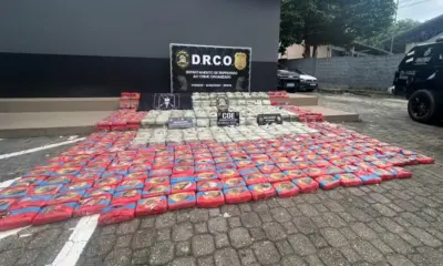 Polícia apreende 700 kg de cocaína após confronto no Rio Solimões, no Amazonas