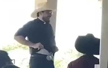 Padre leiloa cueca em festejo no Tocantins e rebate críticas: “funcionária do capeta”