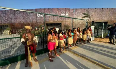 Indígenas bloqueiam acesso à Blue Zone da COP30 e cobram reunião com Lula