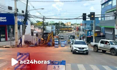 Saerb realiza manutenção na rede de água em frente a OCA em Rio Branco