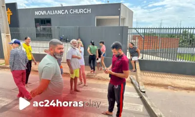 Moradores do Floresta Sul fecham estrada e cobram ação contra esgoto a céu aberto