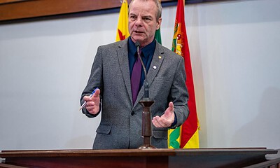 Longo defende convocação de professores da Educação Especial