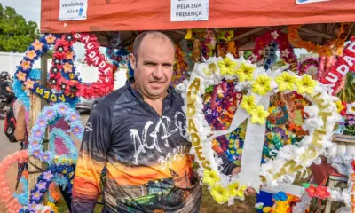 Tradição e fé: há 14 anos, autônomo mantém trabalho de artesão no Dia de Finados