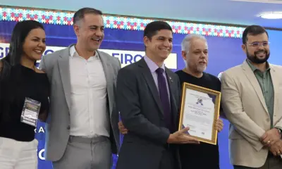 Calegário recebe premiação por atuação em defesa das pessoas com TEA