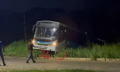 Ônibus da Ricco Transportes cai em ribanceira no Segundo Distrito da capital