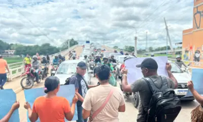 Ponte Sebastião Dantas é fechada em protesto de moradores no centro de Rio Branco