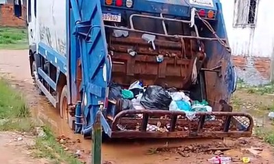 Caminhão de coleta de lixo atola em rua de Rio Branco e moradores desabafam