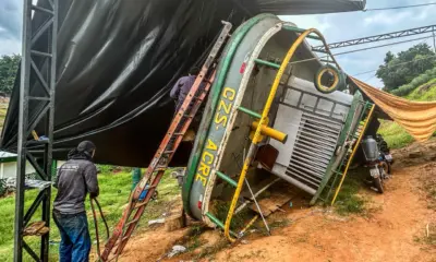 Rebocador que auxilia remoção de balseiros passa por manutenção em Rio Branco