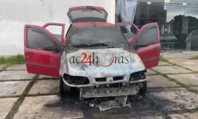 Carro pega fogo e fica parcialmente destruído em Rio Branco