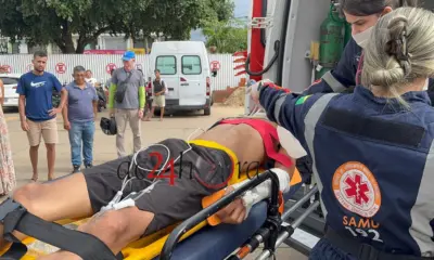 Motorista avança preferencial, colide em moto e deixa jovem em estado grave