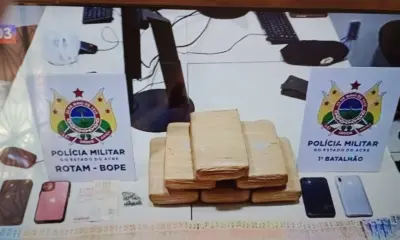 Líder criminoso é preso com mala cheia de drogas ao abastecer bocas de fumo