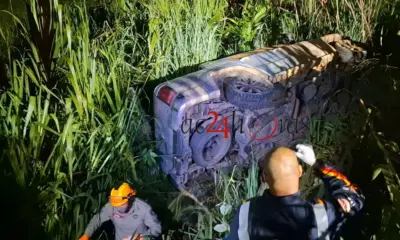 Capivara entra na pista e caminhonete capota com cinco pessoas na rodovia AC-90