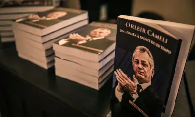 Lançamento de livro com biografia de Orleir Cameli reúne autoridades em Rio Branco