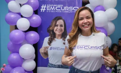 Michelle Melo entrega certificados a alunas do curso de Design de Sobrancelhas