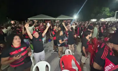 Torcida do Flamengo no Clube Juventus explode em festa com vitória na Libertadores