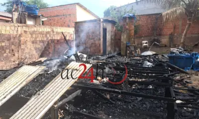 Homem é preso por agredir esposa e tem casa destruída por incêndio