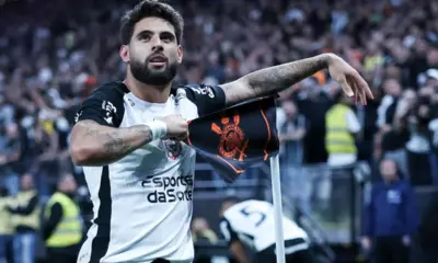 Com gols no final, Corinthians vence São Paulo pelo Brasileirão