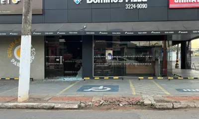 Criminosos quebram vidro da fachada da pizzaria Domino’s e furtam objetos