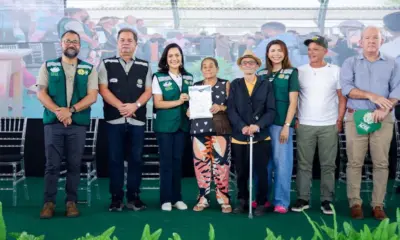 Governadora em exercício, Mailza Assis entrega mil títulos definitivos em Feijó