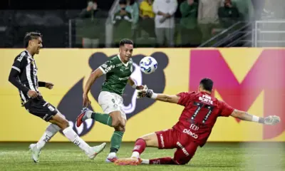 Vitor Roque brilha, Palmeiras bate Santos e volta a disparar no Brasileirão