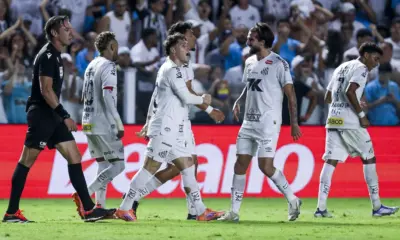 Rollheiser decide no fim, Santos vence o Palmeiras e sai do Z4