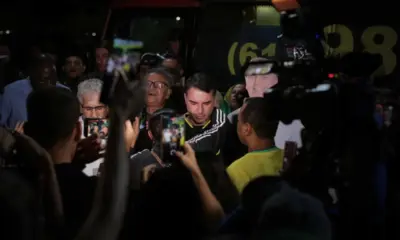 Apoiadores oram ao redor de “Bolsonaro de papelão” em vigília