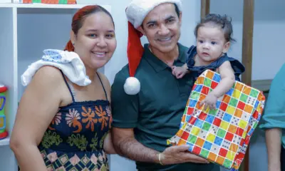 Zequinha entrega brinquedos para crianças de instituições sociais em Cruzeiro do Sul