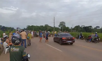 Moradores do Santa Cecília bloqueiam BR-364, em Rio Branco