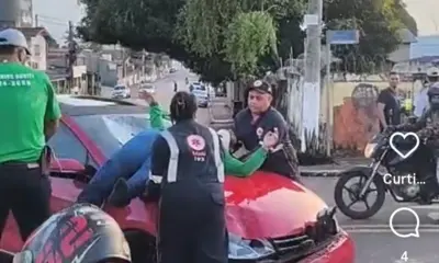 Motociclista fica sobre capô de carro após colisão na rua Minas Gerais