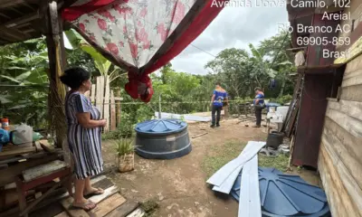 Ameaça de desbarrancamento leva Defesa Civil a retirar família de residência