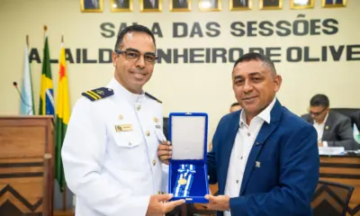 Prefeito de Porto Walter recebe medalha por cooperação institucional com a Marinha do Brasil