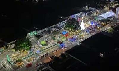 Mâncio Lima acende as Luzes de Natal e prefeito Zé Luís anuncia data do 13º salário dos servidores