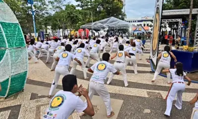 Grupo Axé Capoeira reúne mais de 200 participantes no “Acender das Luzes”